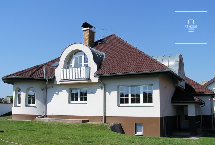 Unfurnished, spacious villa in Průhonice