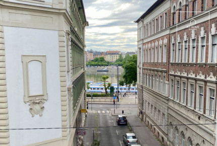 Napfényes 105nm-es 2 hálószobás lakás Dunai kilátással eladó, Víziváros, Budapest