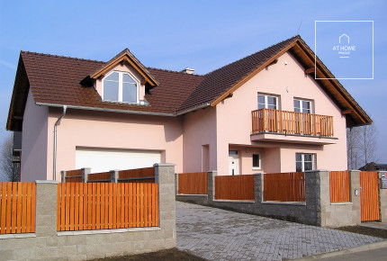 Nezařízený, velký čtyřložnicový rodinný dům se zahradou, Pod Valem II., Průhonice