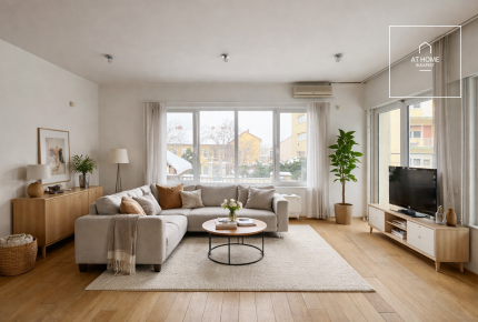Spacious 3-room apartment with a terrace for sale near the Castle District