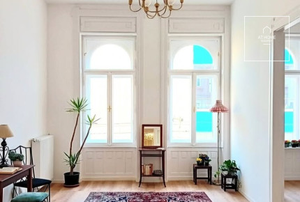 Fully renovated, sun-filled 77 sm 3-room apartment in District II