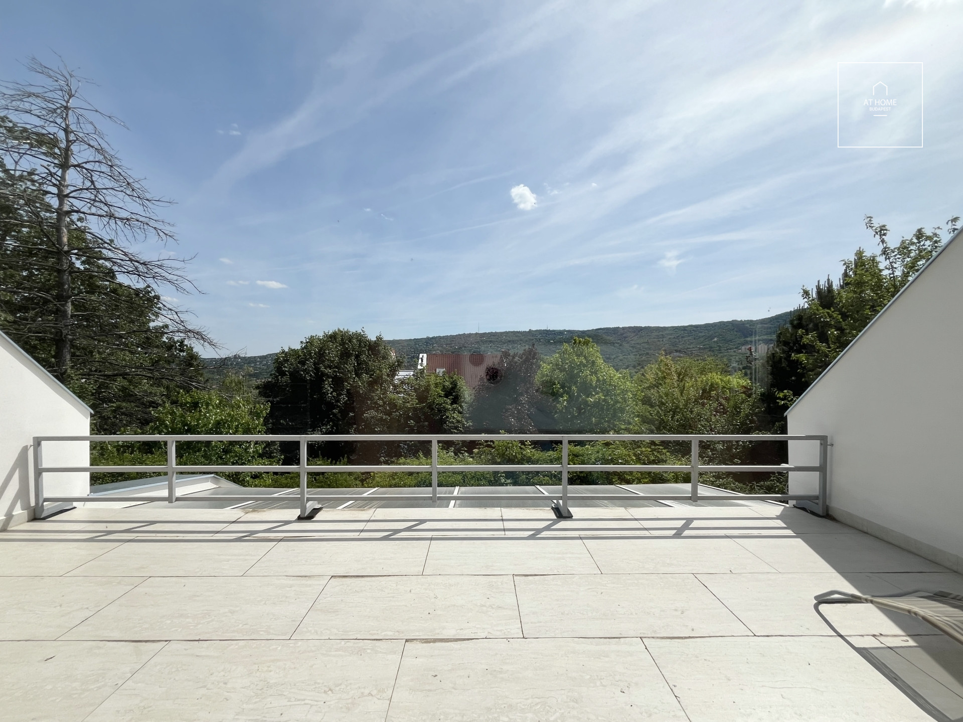 PANORÁMÁS, KÉTSZINTES LAKÁS AZ APÁTHY-SZIKLA MELLETT – II. KERÜLET