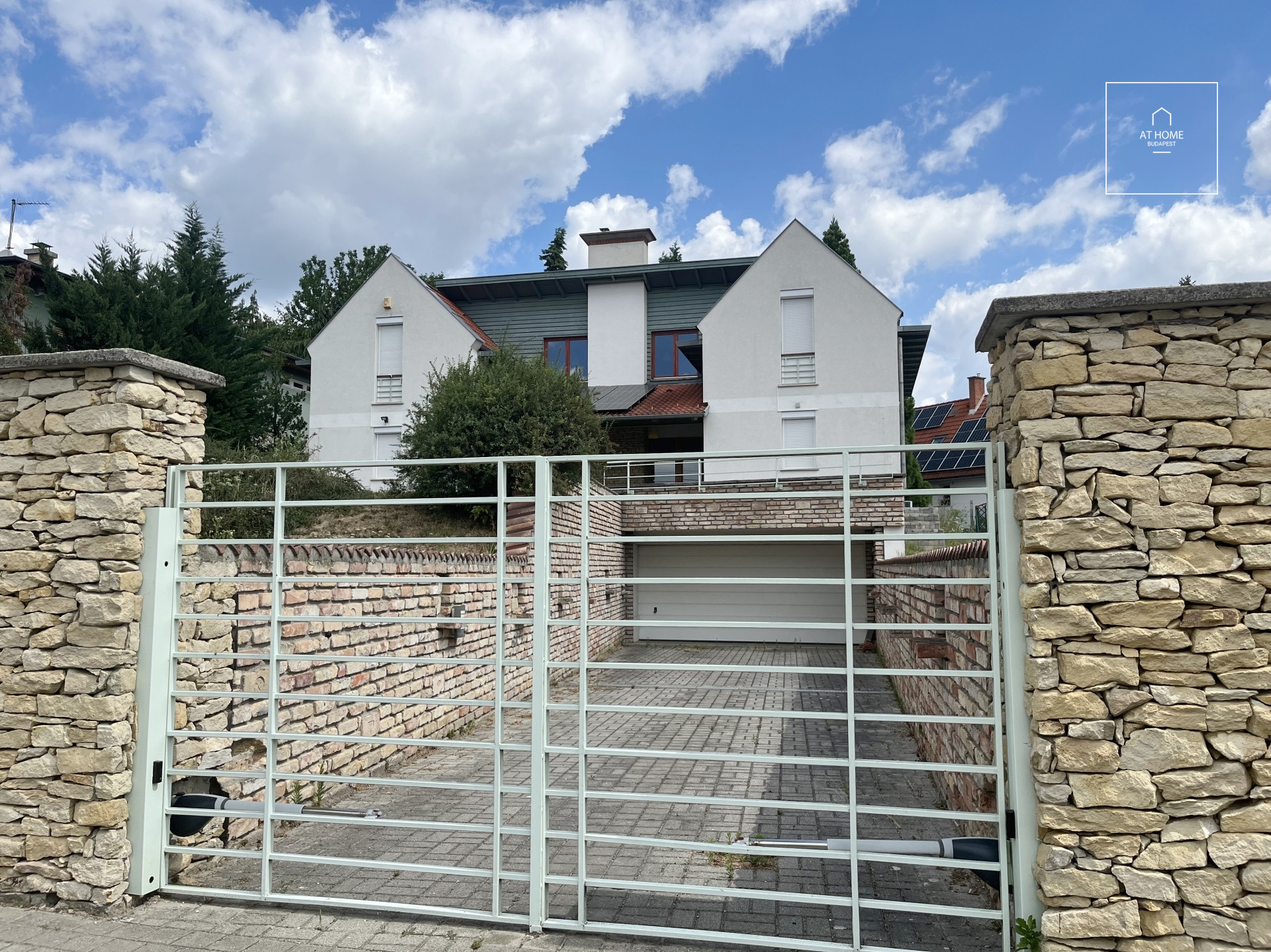 High-Quality Family Home for Sale in the Barackos Neighborhood of Budakeszi