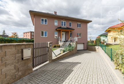 Brand new family house with garden in Průhonice