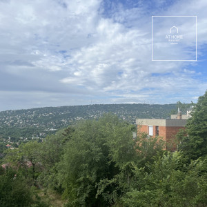 Panorámás, erkélyes 3 szobás lakás eladó Törökvész egyik legkedveltebb utcájában