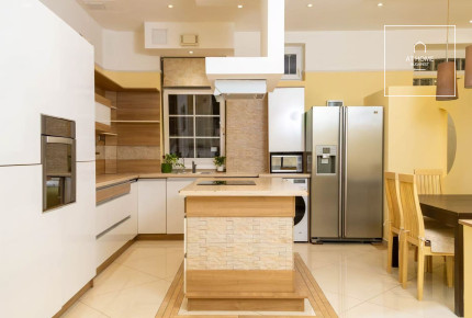 ELEGANT 2-BEDROOM APARTMENT WITH A BALCONY IN BUDAPEST\'S DISTRICT VII