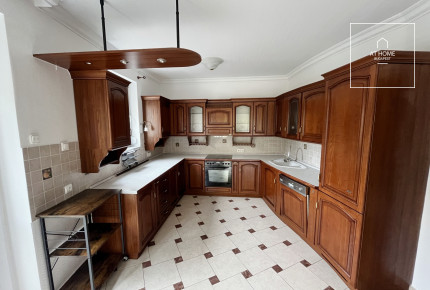 Spacious, Unfurnished Apartment with Garage in District XII
